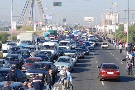 Столичним автолюбителям доведеться потіснитися