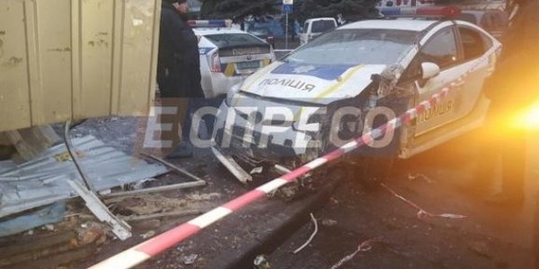 Авто патрульної поліції протаранило хлібний кіоск