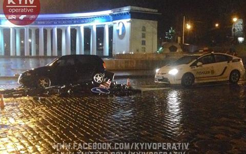 На Грушевського автомобіль знову зніс пам'ятник героям Небесної сотні