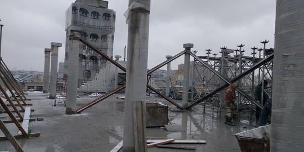 З Будинку Профспілок знесли незаконний поверх