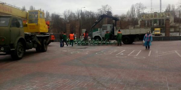 На Солом`янці  встановлюють святкові ялинки [фото]