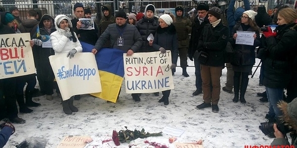 У Києві пікетують посольство РФ