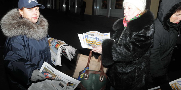 "Вечірній Київ" почали безплатно роздавати біля метро