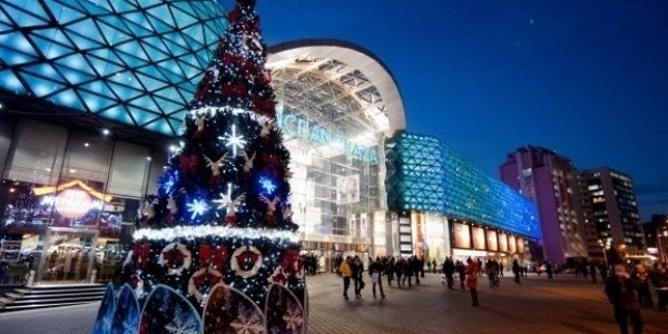 У Голосіївському районі запалять 8 ялинок