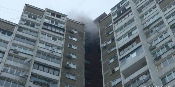 У столиці загорілась багатоповерхівка