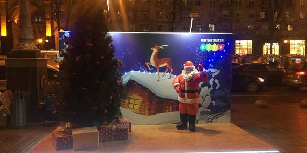Біля мерії встановили незвичну святкову фотозону 