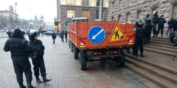 Сміття біля КМДА майже прибрали