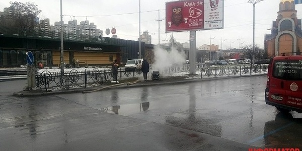 Біля вокзалу прорвало трубу з гарячою водою