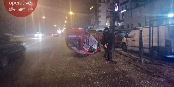 На вул. Маршала Гречка перекинулося авто