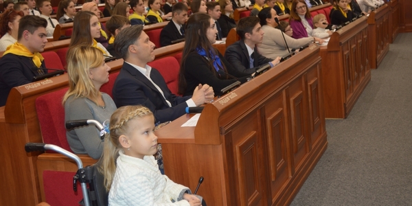Кличко отримав ухвалену резолюцію першої сесії дитячо-юнацького парламенту