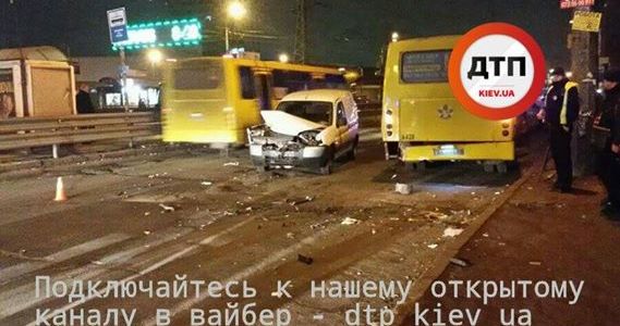 На Чернігівській водій врізався у маршрутку