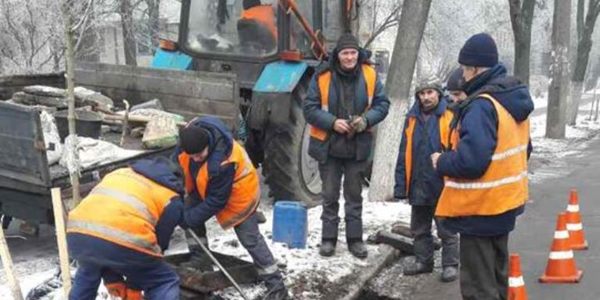 Дорожники чистять оглядові колодязі 