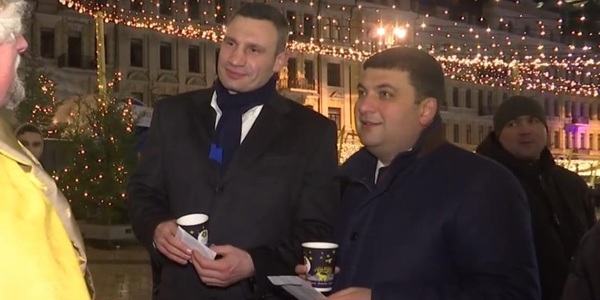 Гройсман з Кличком випили глінтвейн і стали продавцями [відео]