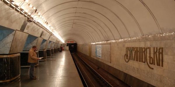 Жінка кинулася під поїзд, але вижила
