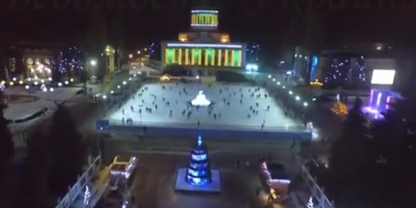 Дрон показав ВДНГ у новорічних вогнях [відео]