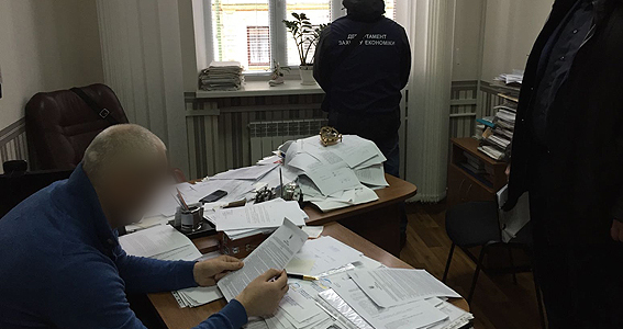 Проректора столичного вишу спіймали на хабарі