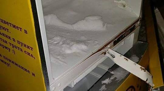 На Новобіличах вандали розламали холодильник для бідних