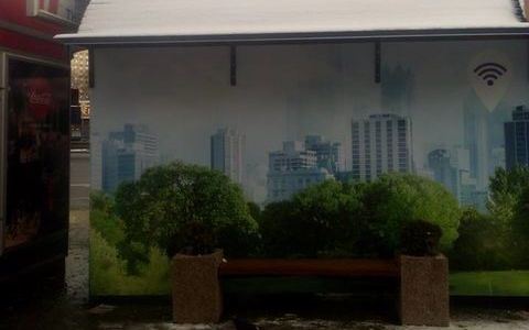 На проспекті Перемоги з’явилась зупинка, що чистить взуття