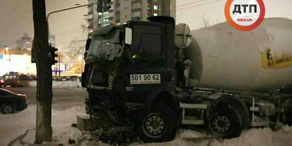 На Оболоні п’яний водій бетоновозу влаштував масштабне ДТП
