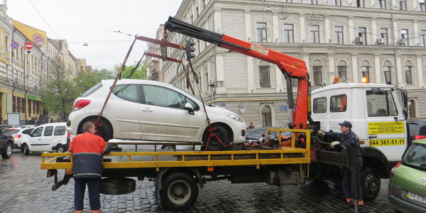 Столичним водіям погрожують евакуаціями автомобілів