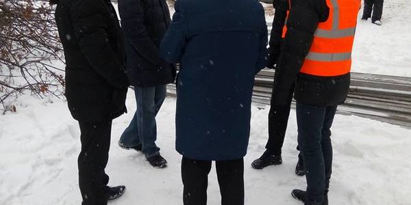 На Воскресенці "тітушки огороджують місце для будівництва" [фото]