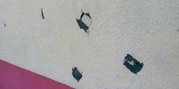У Києві вандали розбили молотком фасад школи