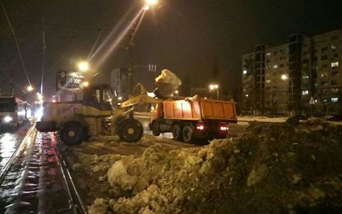Вночі дорожники продовжували роботи з вивезення снігу
