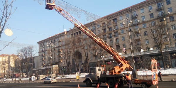 На Хрещатику почали прибирати святкові ілюмінації [фото]
