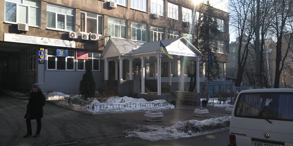У Театру на Подолі з'явився архітектурний конкурент
