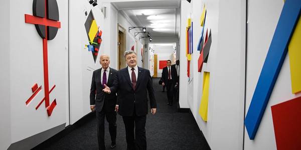 Джо Байден відвідав київську мистецьку галерею [фото]