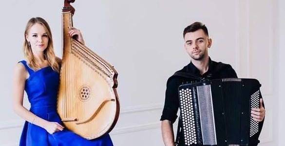 Дует бандури та баяна зіграв музику із серіалу «Шерлок»