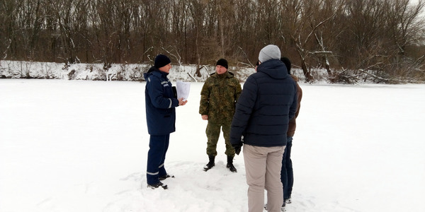 Як врятуватися, якщо провалився під лід