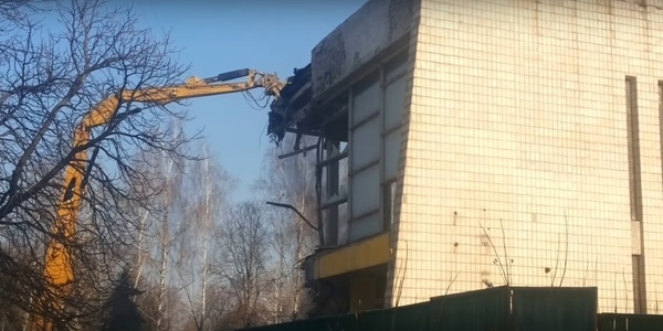 В мережі з’явилося відео зносу кінотеатру «Нивки» [Відео]