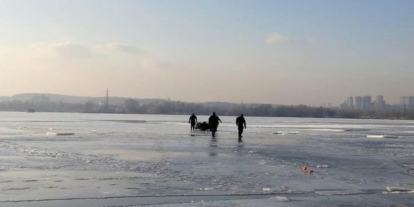 На Дніпрі рибалок віднесло на крижині