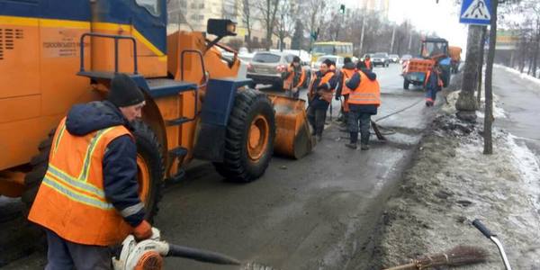 За морозів вулиці столиці латають холодним асфальтобетоном