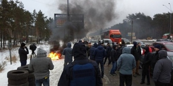 Активісти палять шини на в'їздах до Києва