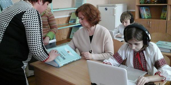 Столичних школярів переведуть на електронні підручники