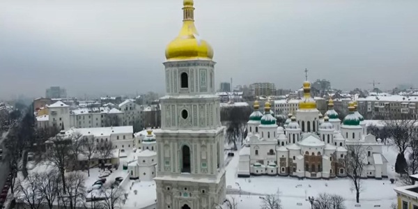 Засніжений Київ з висоти пташиного польоту [відео]