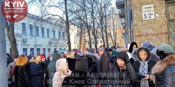 Із будівлі "замінованого" адмінсуду евакуюють робітників