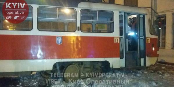 Вночі у Києві з рейок зійшов трамвай