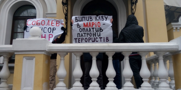 У центрі Києва активісти мітингували під елітним рестораном [фото]
