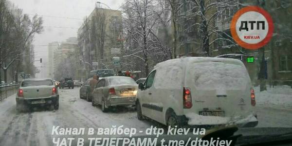 На бульварі Лесі Українки зіткнулося три автівки