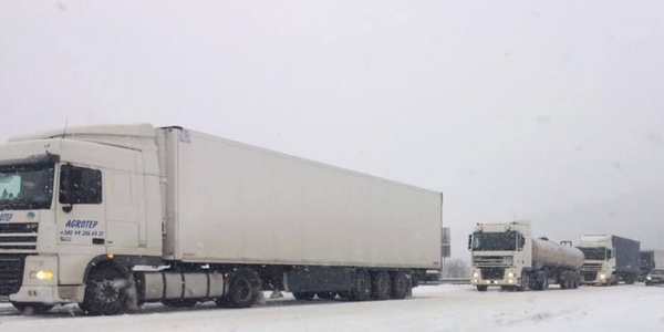 Великогабаритний транспорт не пускатимуть до столиці