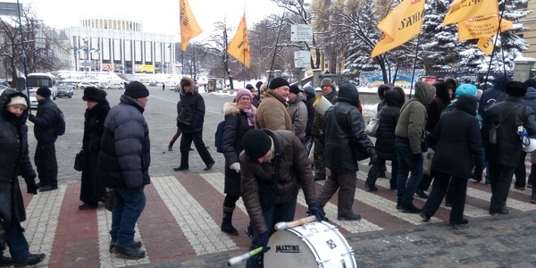 Вкладники банку Михайлівський продовжують перекривати вул. Грушевського [фото]