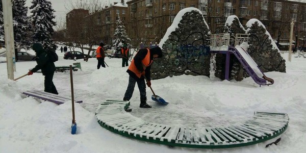 Київзеленбуд розчищає доріжки та струшує з ялинок сніг