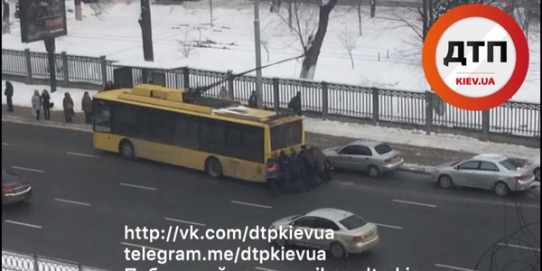 В столиці пасажири визволили тролейбус із біди