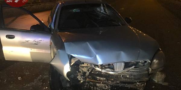 На вул. Новоконстантинівській таксі врізалося у відбійник