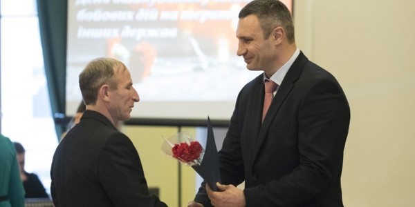 Кличко вручив 15-ти воїнам-інтернаціоналістам сертифікати на квартири