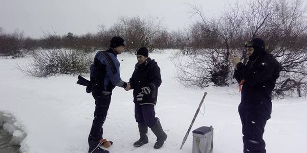 Водолази врятували з крижини рибалку