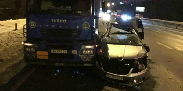 На Столичному шосе автомобілю зірвало дах